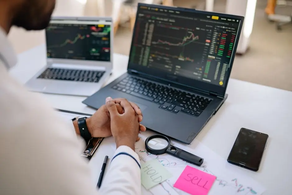 Ilustrasi seseorang merencanakan investasi di meja kerja